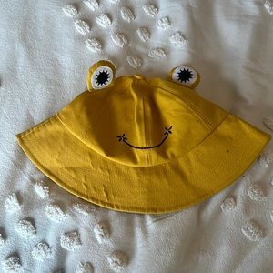 Frog bucket hat